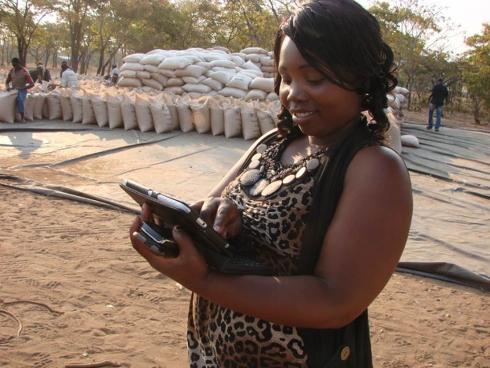 SCP buyer using tablet - Photo by WFP-Zambia