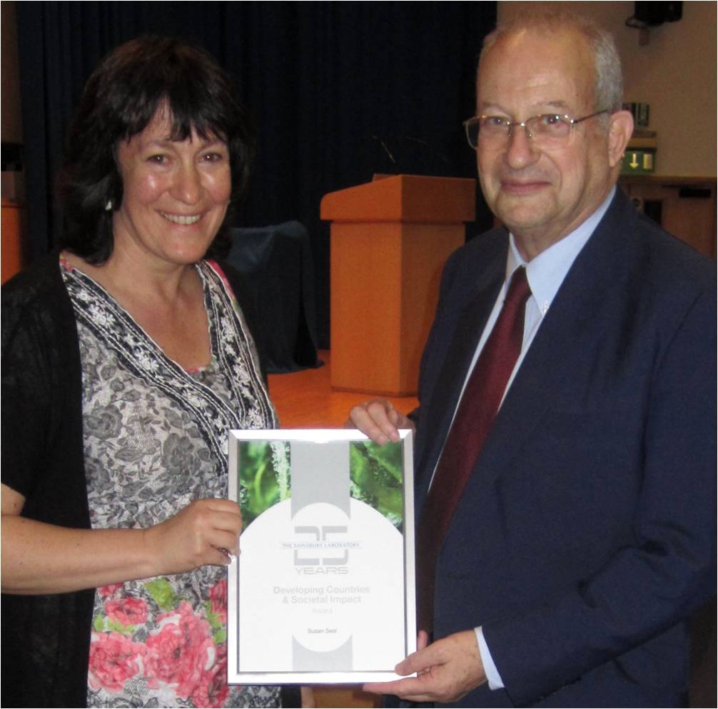 Dr Sue Seal receiving her award from Lord David Sainsbury