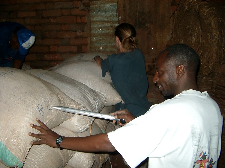 Sampling sacks maize Tanzania T Stathers 750