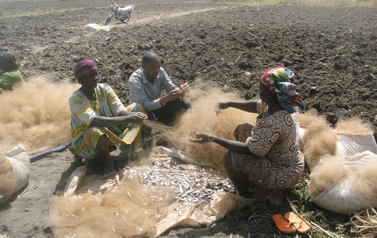 Uches interviewing women fish farmers in the Lake Chad region 750