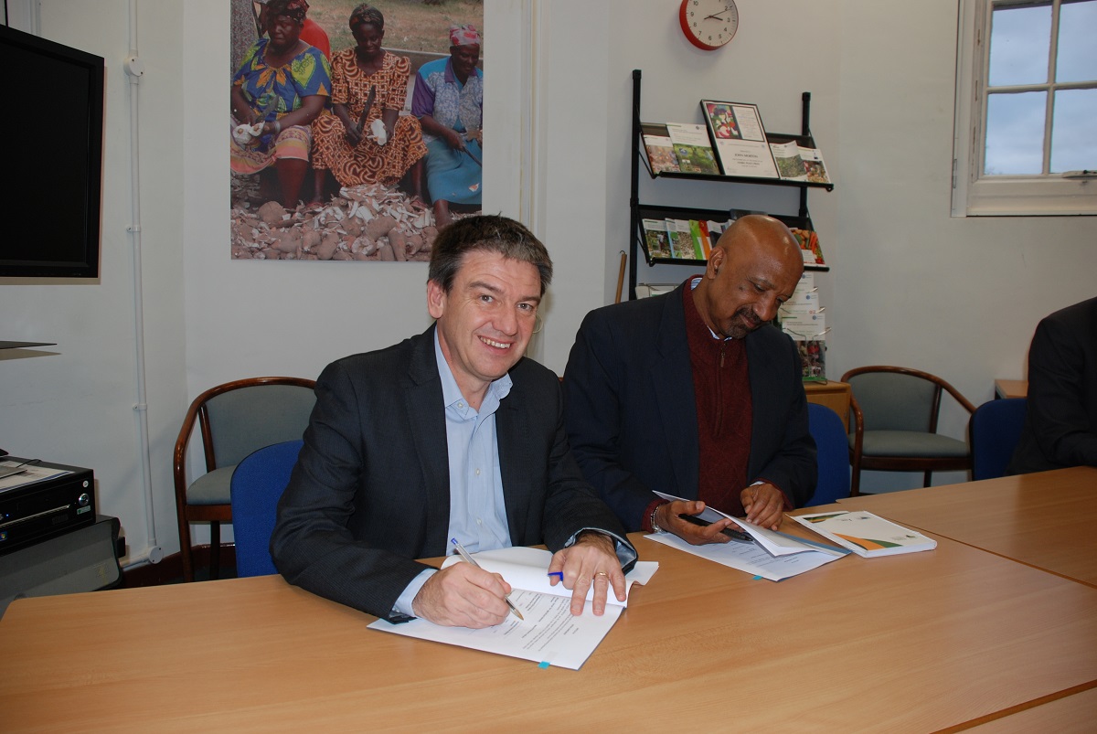(L-R) Professor Andrew Westby signing an MoU with Dr. Silim Nahdy, AFAAS Executive Director in 2015