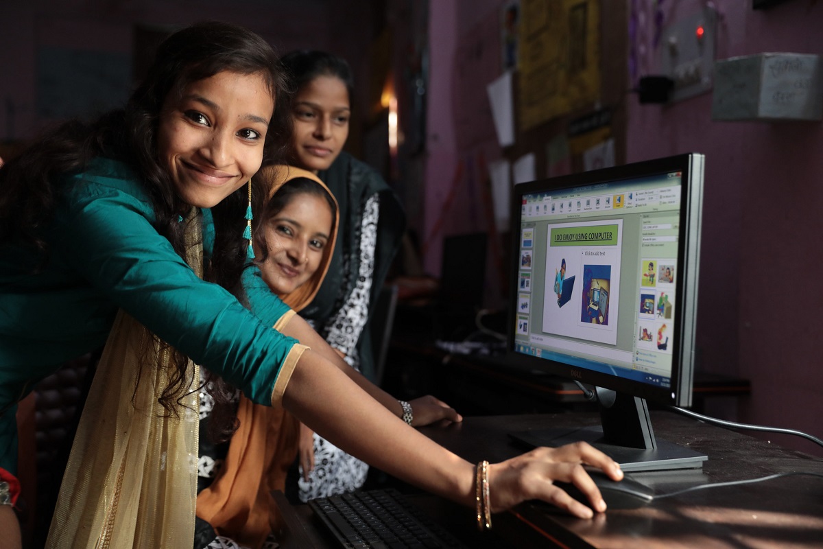 Young women learning IT skills in Bihar, India | Courtesy of Paula Bronstein/Getty Images/Images of Empowerment. Some rights reserved.